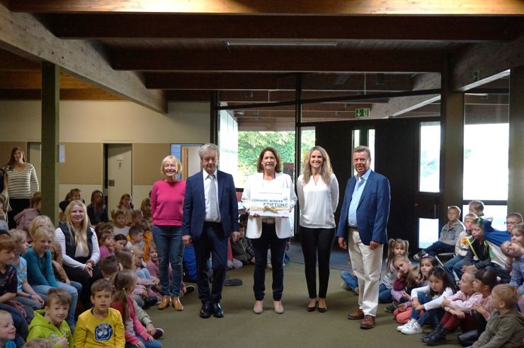 Frau Messner, Frau Freund, Frau Hänssler, Herr enggesser, Herr Schooch im Foyer mit allen Kindern